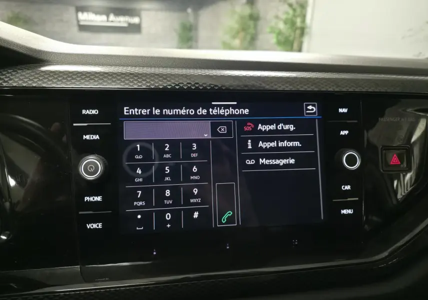 Écran tactile central du Volkswagen Taigo 2024 affichant le clavier pour entrer un numéro de téléphone.