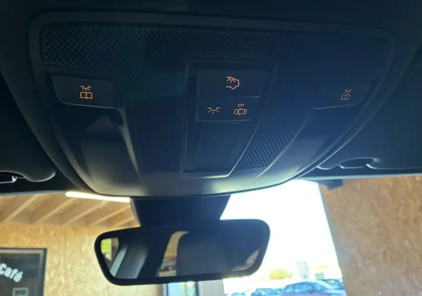 Vue intérieure du plafonnier avec commandes d'éclairage et rétroviseur dans une Mercedes Classe A 250 AMG Sport gris.