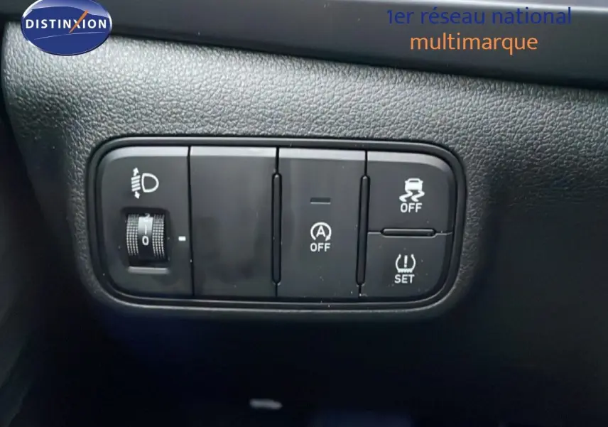 Gros plan sur les commandes intérieures noires de la Hyundai i20 2025, version 1.0 TGDI 100CH KLASS.