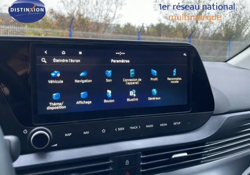 Écran tactile central de la Hyundai i20 2025 affichant le menu paramètres dans un intérieur moderne.