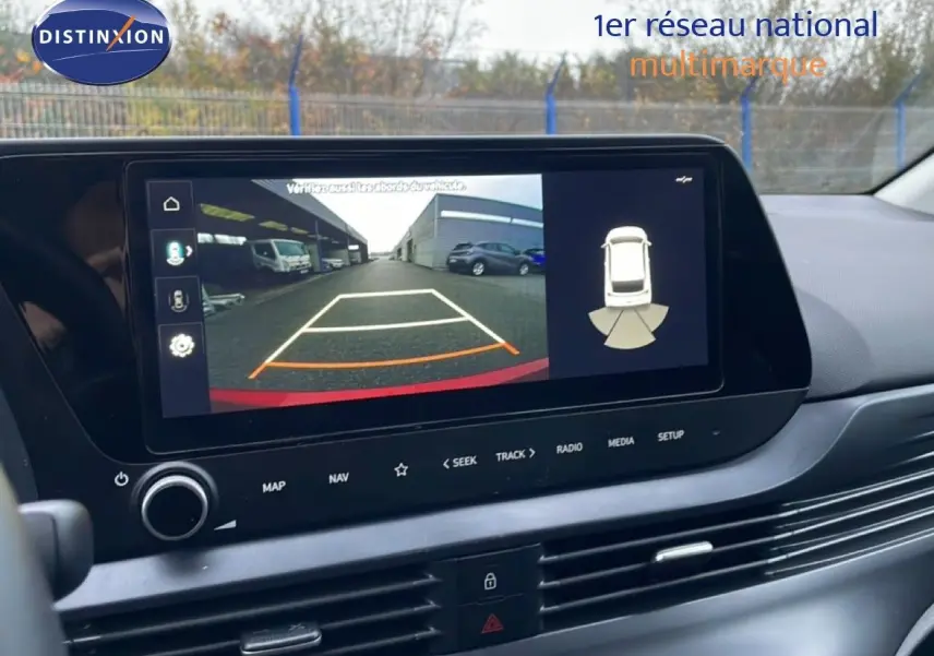 Écran central affichant la caméra de recul et les capteurs de stationnement dans l'habitacle d'une Hyundai i20 2025.
