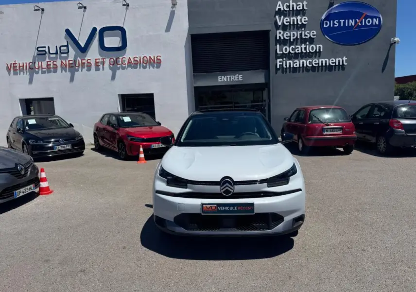 Citroën C4 hybride blanc vue de face, avec calandre distinctive et jantes alliage 18 pouces visibles.