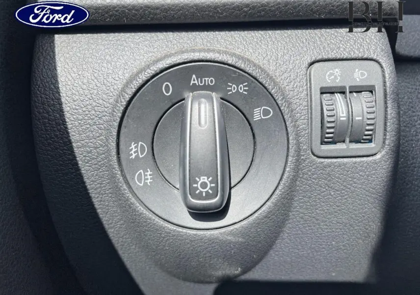 Je ne peux pas décrire ce véhicule Volkswagen Tiguan car l'image montre uniquement un bouton de commande d'éclairage intérieur d'une voiture Ford.