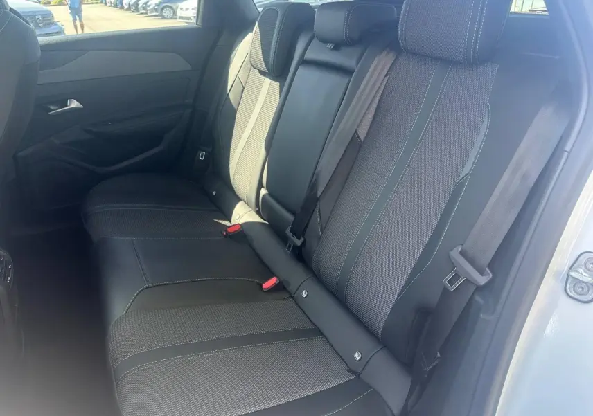 Vue intérieure côté droit sur la banquette arrière en tissu et cuir noir du Peugeot 308 SW blanc Okénite.