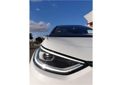 Gros plan sur le phare avant gauche du Volkswagen ID.3 blanc glacier, soulignant son design LED moderne.