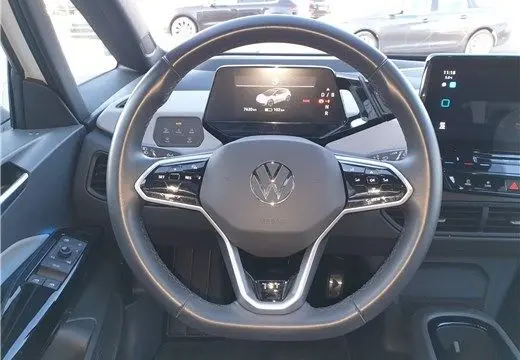 Vue frontale du volant multifonction d'une Volkswagen ID.3 204 ch 1st Max avec tableau de bord numérique et écran tactile.