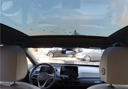 Vue intérieure avant du Volkswagen ID.3 blanc glacier 2020, avec toit panoramique et tableau de bord moderne.