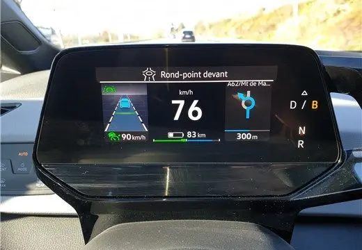 Tableau de bord numérique du Volkswagen ID.3 204 ch 1st Max affichant la vitesse et la navigation, intérieur moderne.