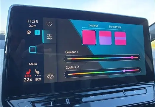 Écran tactile du tableau de bord du Volkswagen ID.3 1st Max montrant les réglages de couleur et luminosité de l'ambiance intérieure.
