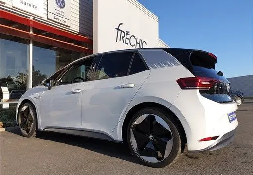 Vue 3/4 arrière droite d'une Volkswagen ID.3 blanche glacier électrique, avec jantes noires et toit noir contrastant.