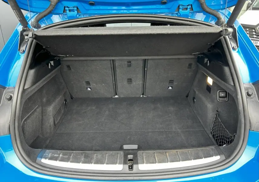 Coffre ouvert d'une BMW X2 Bleu Misano, vue arrière montrant l'espace de chargement et le hayon électrique.