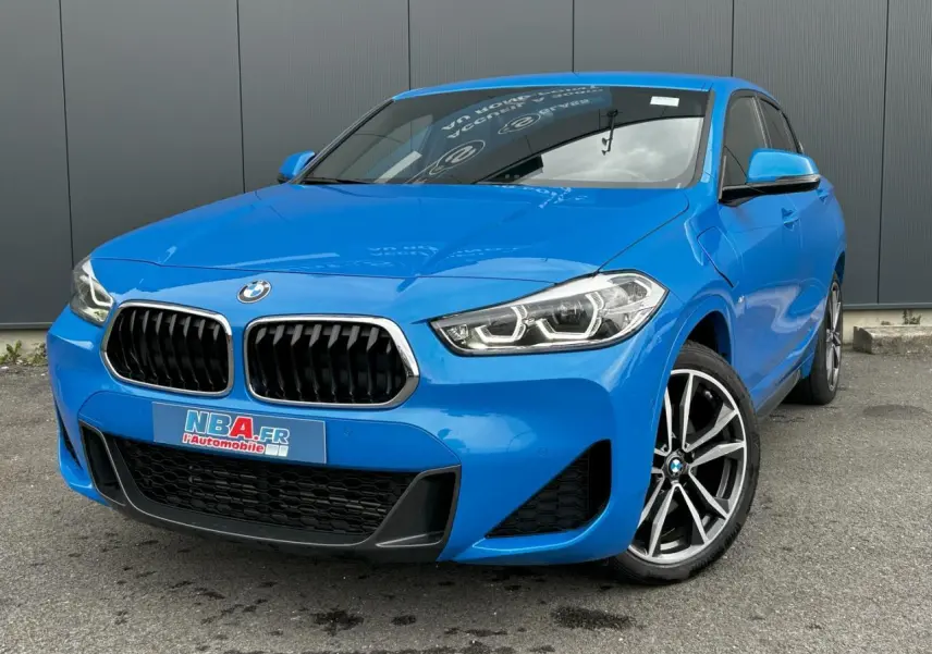 BMW X2 F39 xDrive 25e bleu Misano en 3/4 avant droit avec jantes alliage bicolores et calandre noire sportive