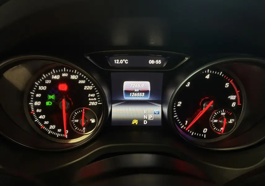 Gros plan sur le tableau de bord numérique d'une Mercedes Classe A 180 CDI noir, affichant vitesse, compte-tours et température.