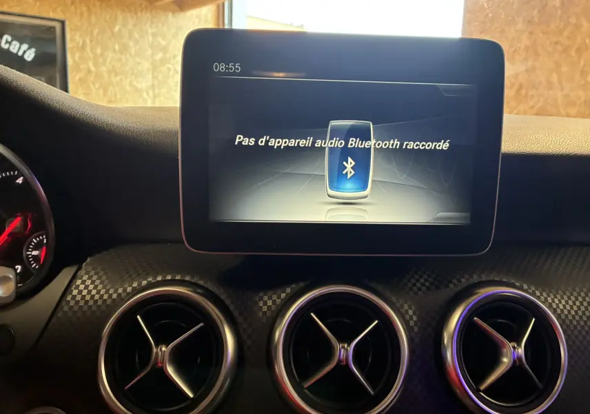 Écran central affichant un message Bluetooth dans l'habitacle noir d'une Mercedes Classe A 180 CDI Sensation 2018.