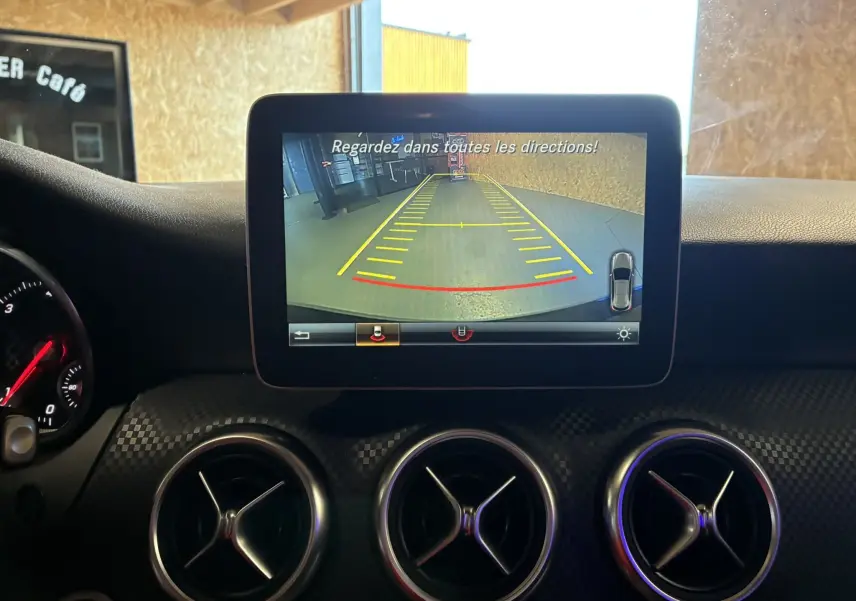 Écran central de la Mercedes Classe A 180 CDI noir montrant la caméra de recul avec guidage de trajectoire.