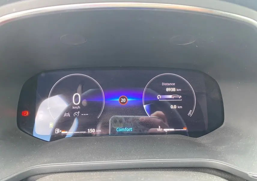 Tableau de bord numérique du Renault Captur 2025, affichant vitesse, autonomie et mode Confort, vue frontale.