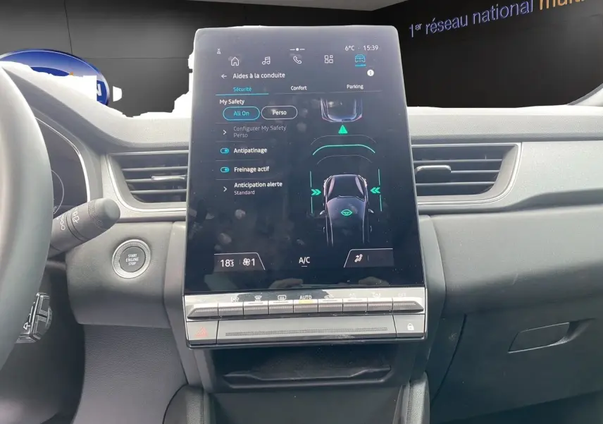 Vue intérieure centrée sur l’écran tactile du tableau de bord du Renault Captur 2025, affichant les aides à la conduite.