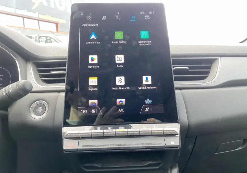 Vue intérieure centrée sur l'écran tactile vertical du tableau de bord du Renault Captur 2025, finition TECHNO.