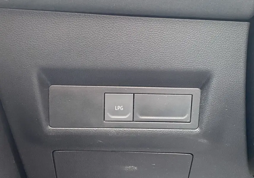 Gros plan sur le bouton LPG dans l’habitacle noir du Renault Captur Gris Cassiopée toit noir.