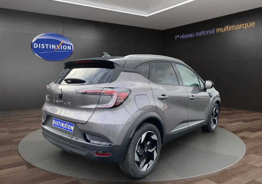 Vue 3/4 arrière droite du Renault Captur gris Cassiopée avec toit noir et jantes alu 18 pouces distinctives.
