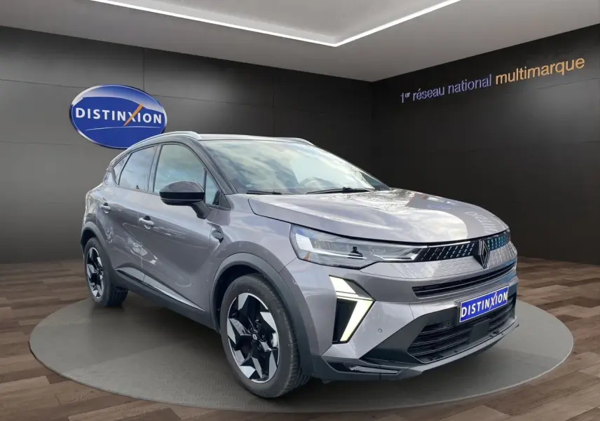 Renault Captur Eco-G 100 Techno gris cassiopée avec toit noir, vue 3/4 avant, barres de toit et jantes alu 18 pouces.