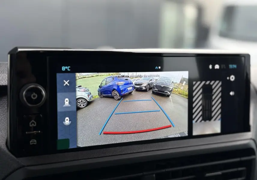 Écran tactile intérieur montrant la caméra de recul 180° du Citroën Jumpy gris titane, vue arrière du véhicule.