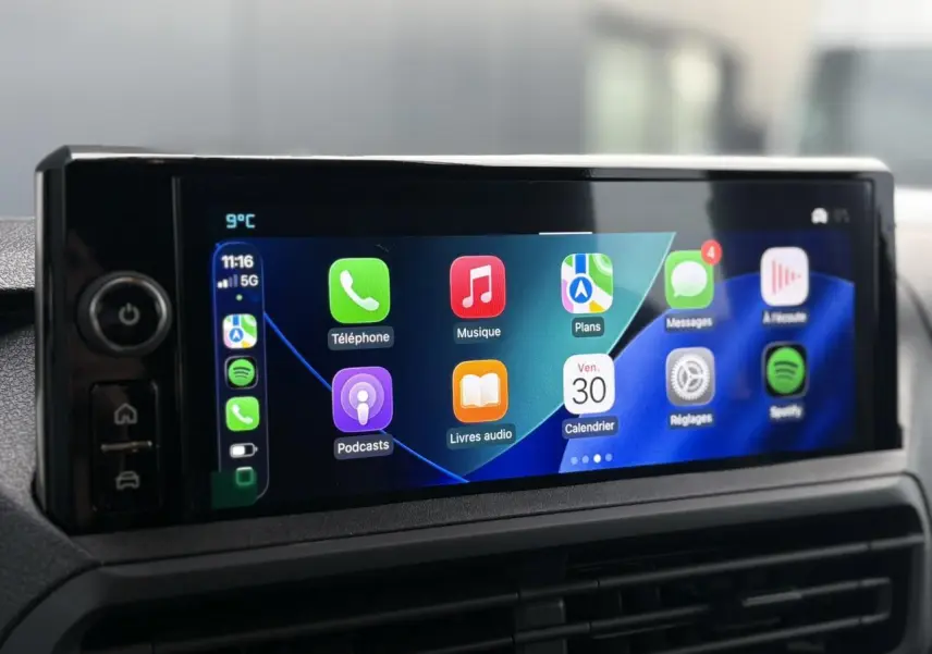 Écran tactile 10'' HD du tableau de bord du Citroën Jumpy XL gris titane, affichant Apple CarPlay.