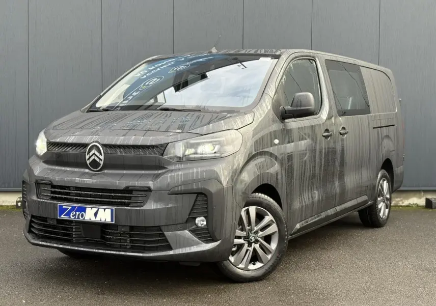 Vue 3/4 avant droit du Citroën Jumpy XL gris titane avec jantes alliage 17'' et calandre marquée.