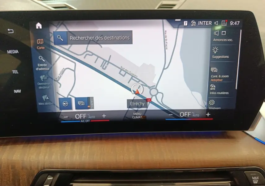 Écran tactile central de navigation 3D dans BMW X1 sDrive18i Business Design noir, vue intérieure rapprochée.