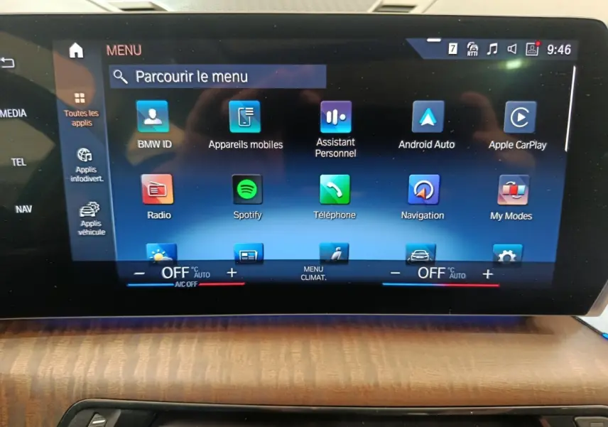 Écran tactile central du tableau de bord du BMW X1 2023 affichant le menu principal multimédia et navigation.
