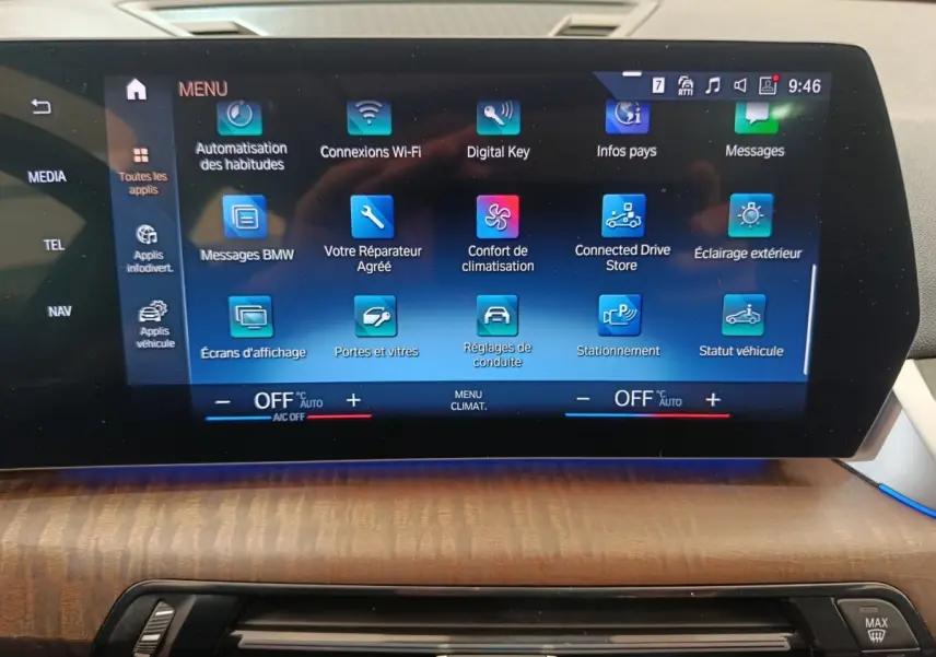 Écran tactile central du tableau de bord du BMW X1 noir, affichant le menu des applications connectées.
