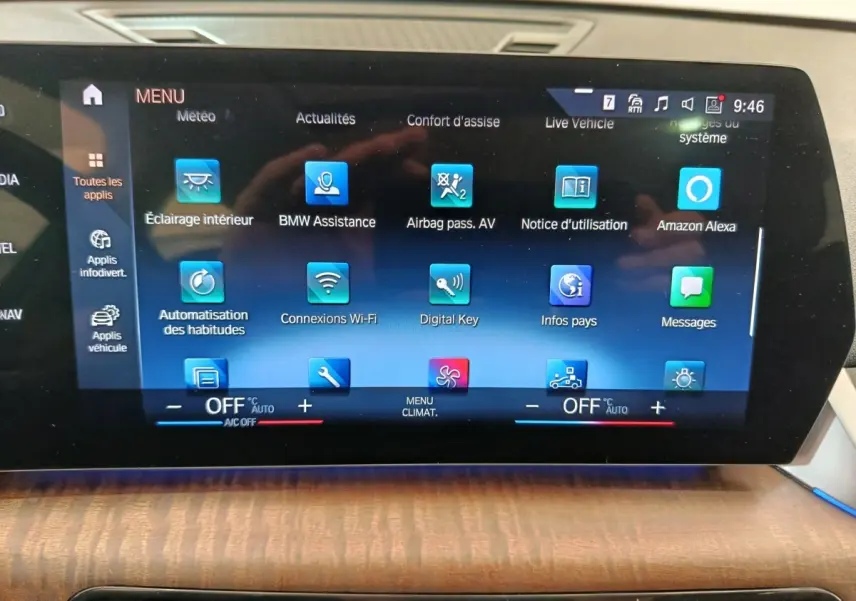 Écran tactile central du tableau de bord du BMW X1 2023 affichant le menu des applications et réglages climatisation.
