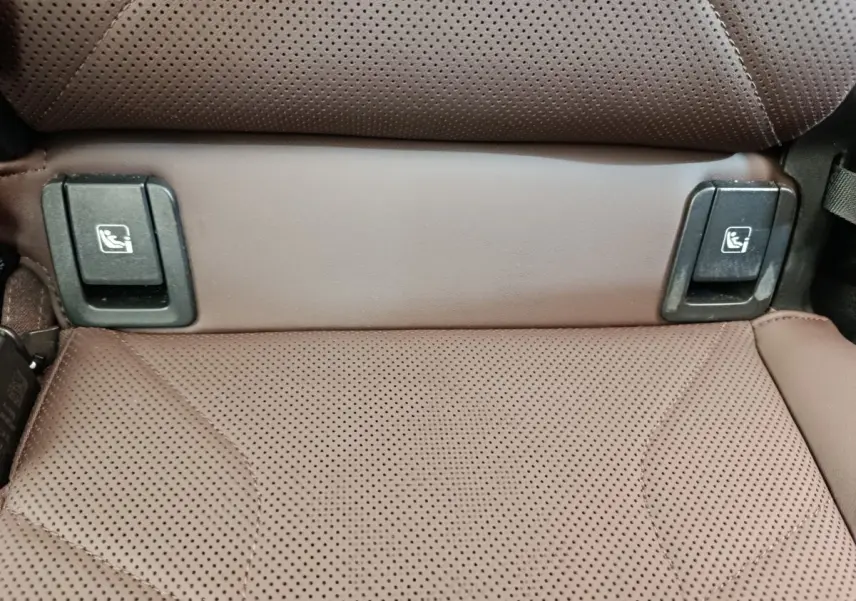 Gros plan sur la banquette arrière en cuir marron perforé du BMW X1 sDrive18i Business Design 2023 avec fixations Isofix visibles.