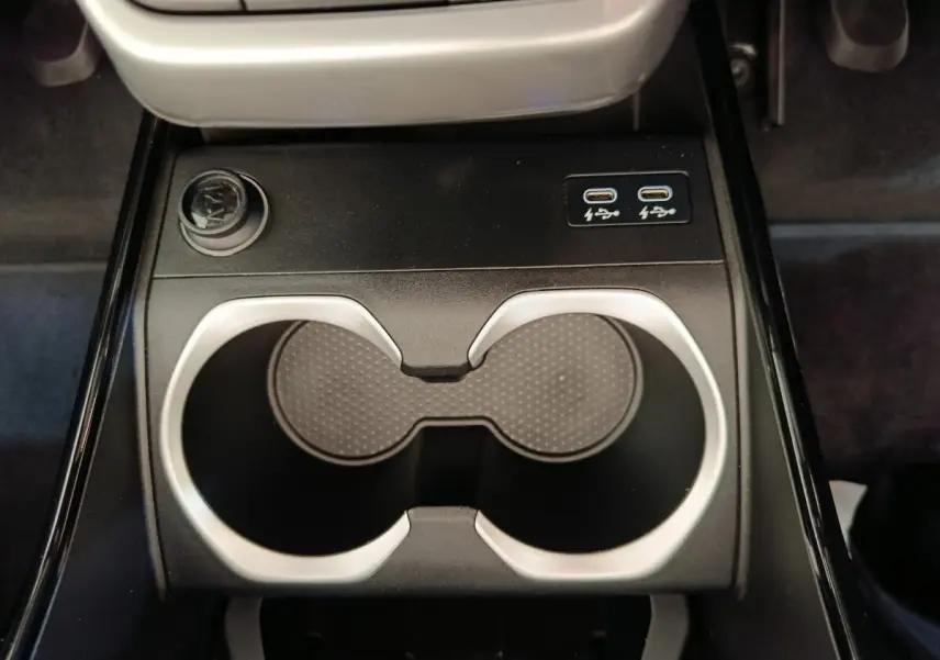 Gros plan sur les porte-gobelets et ports USB-C de la console centrale du BMW X1 sDrive18i Business Design 2023 noir.