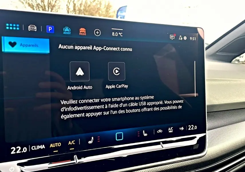 Écran tactile central affichant la connectivité smartphone dans l'habitacle clair d'une Volkswagen Golf noire 2026.