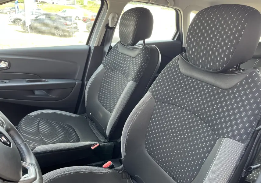 Vue intérieure côté gauche des sièges avant en tissu noir à motifs du Renault Captur gris 2019 finition intense.