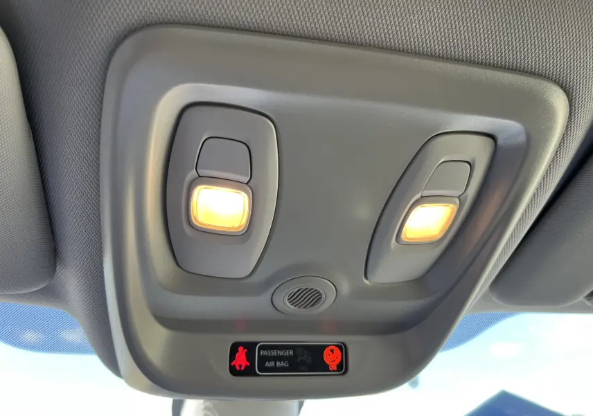 Plafonnier intérieur gris avec deux lampes allumées et indicateurs de ceinture et airbag passager du Renault Captur 2019.