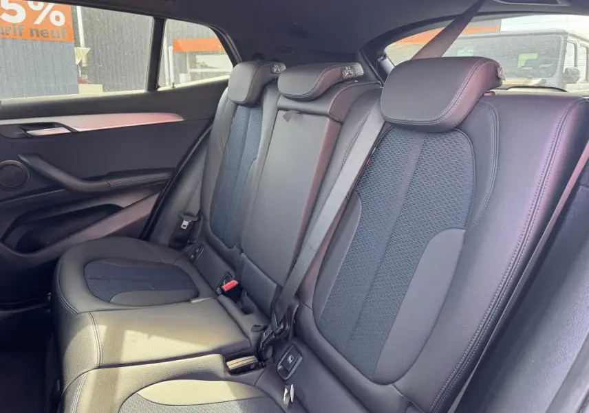 Vue latérale droite des sièges arrière en tissu et similicuir noir du BMW X2 sDrive 18d M Sport 2021, intérieur spacieux et moderne.