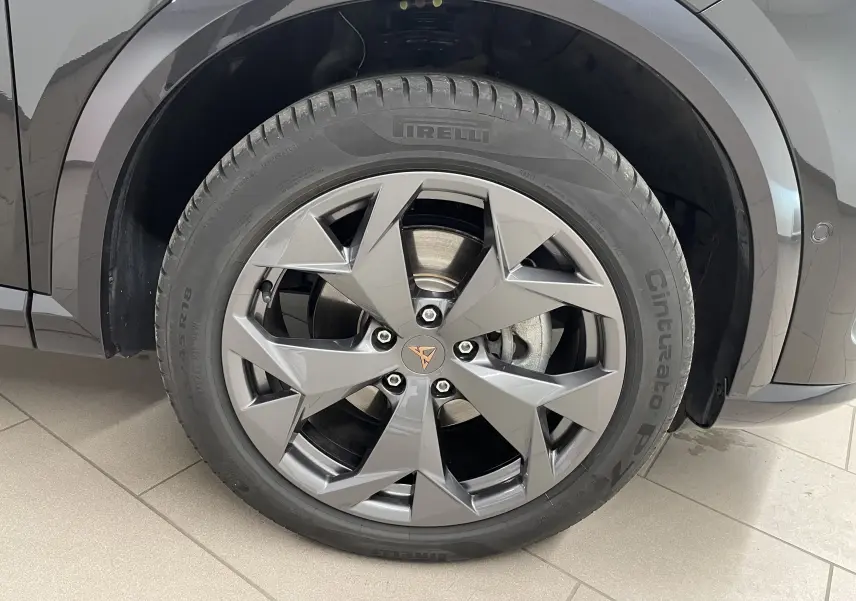 Gros plan sur la roue avant gauche du CUPRA Formentor Noir Minuit avec jante en alliage au design géométrique.