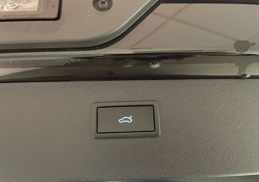 Bouton d'ouverture électrique du coffre sur la porte arrière du CUPRA Formentor Noir Minuit 2025.