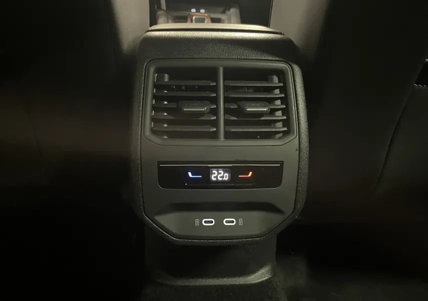 Détail de la console arrière du CUPRA Formentor 2025 avec commandes de climatisation et ports USB-C visibles.