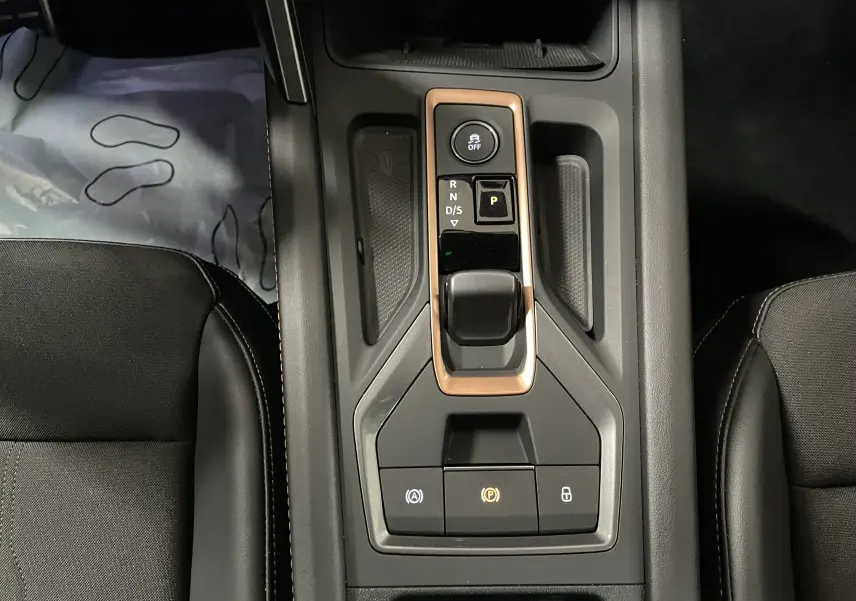 Vue rapprochée de la console centrale du CUPRA Formentor 2025, avec levier de vitesses et boutons de contrôle noirs.