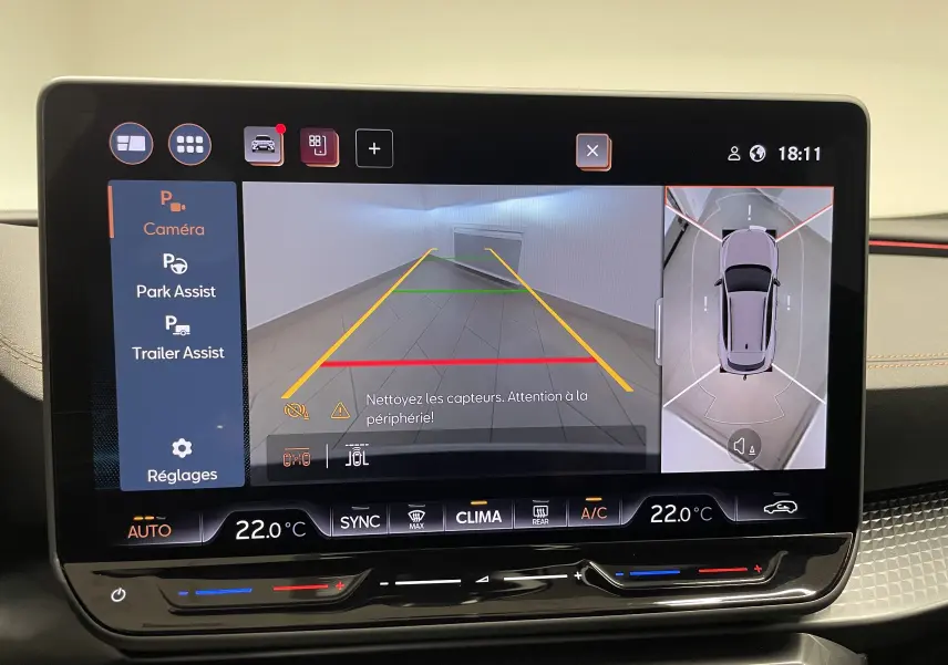 Écran tactile intérieur montrant la caméra de recul et l'assistance au stationnement du CUPRA Formentor noir Minuit.