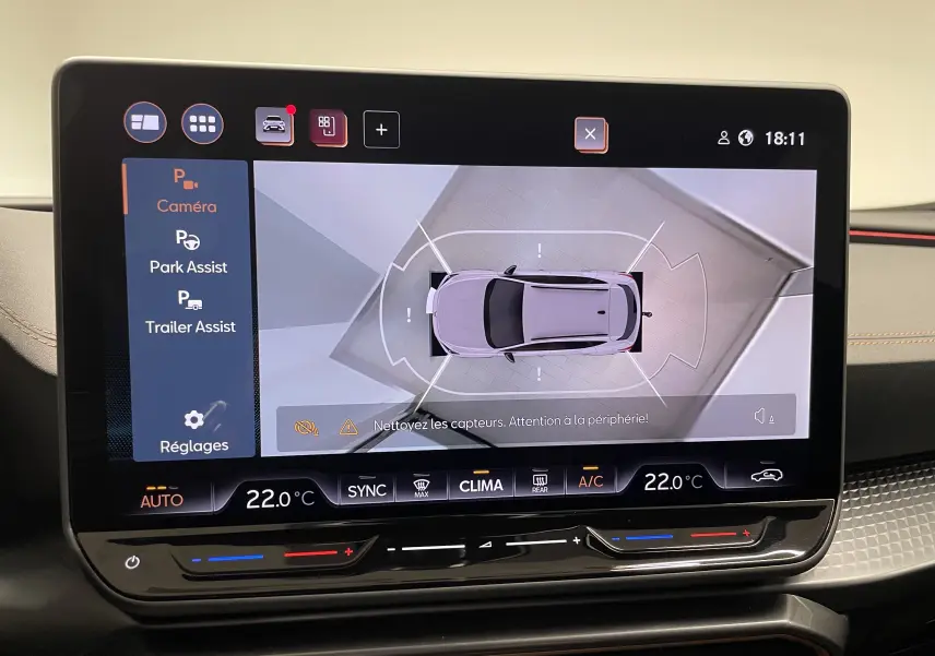 Affichage intérieur de la caméra 360° montrant la vue aérienne du CUPRA Formentor noir Minuit avec attelage escamotable