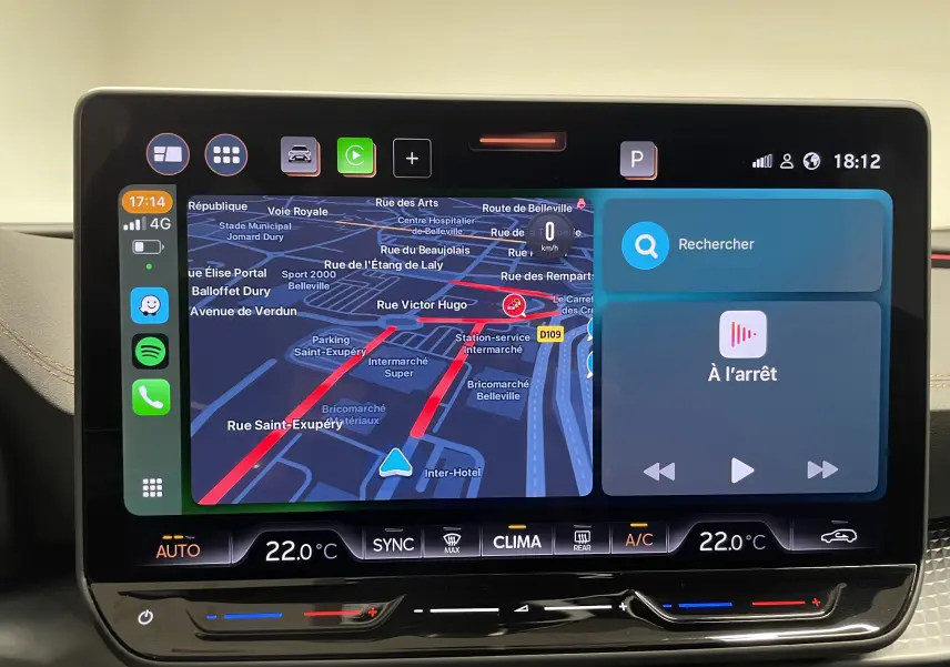 Écran tactile central du CUPRA Formentor 2025 affichant la navigation et les commandes climatiques en intérieur.