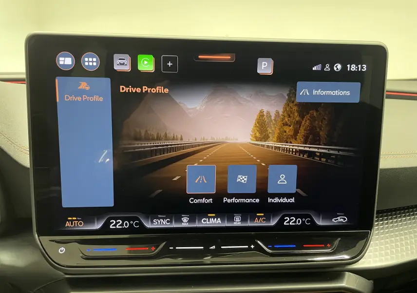 Écran tactile central du CUPRA Formentor 2025 affichant les modes de conduite et la climatisation intérieure.