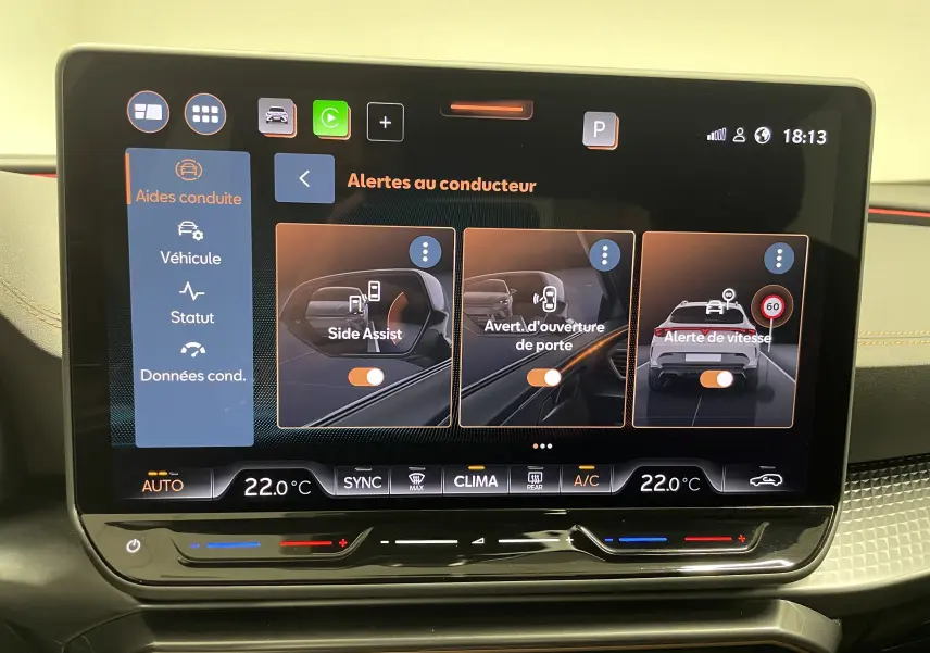 Écran tactile du système d'aide à la conduite du CUPRA Formentor 2025 affichant les alertes Side Assist et vitesse.