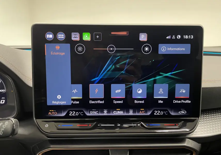 Vue avant du CUPRA Formentor noir minuit 2025 avec attelage escamotable visible sous le pare-chocs.