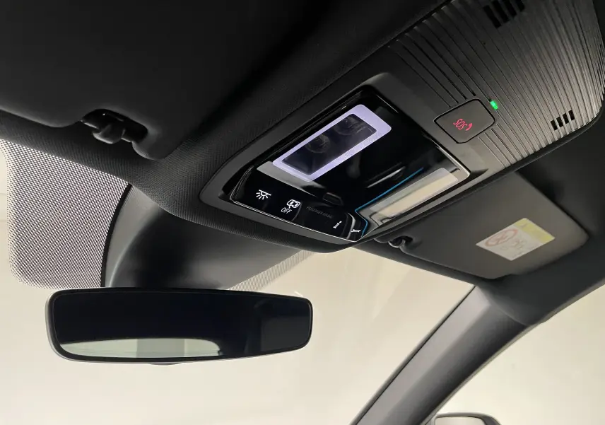 Plafonnier avec commandes et bouton SOS dans l'habitacle noir du CUPRA Formentor 2025, vue intérieure avant droite.