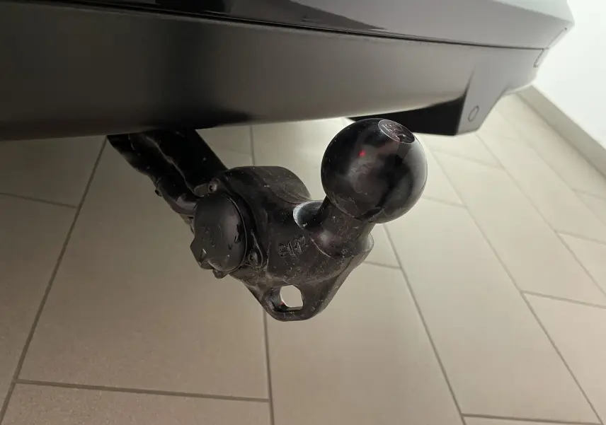 Gros plan sur le crochet d'attelage escamotable noir sous le pare-chocs arrière du CUPRA Formentor Noir Minuit 2025.